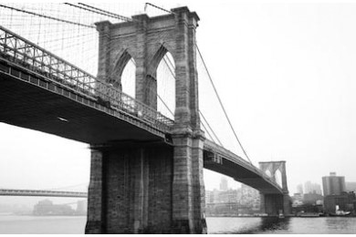 Бруклинский мост в туманном городе