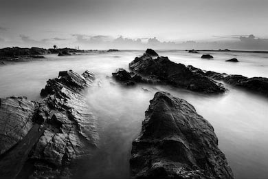 Большие черно белые валуны покрыты густым туманом