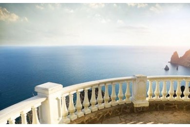 Балкон с видом на берег океана