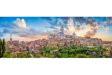 Панорама Сиены с облачным пейзажем в летний вечер