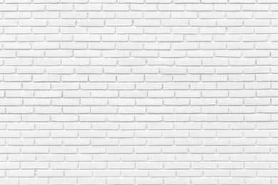 Стена из белых ровных кирпичей