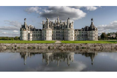 Огромный замок Шамбор стоящий у воды во Франции