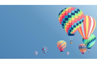 Воздушные разноцветные шары летающие на фоне неба