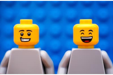Минифигурки Лего с ухмылкой и счастливая Минифигурки Лего с ухмылкой и счастливая