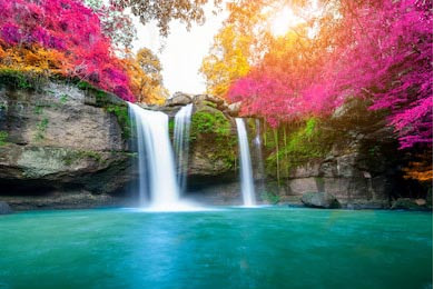 Удивительный водопад в красочном осеннем лесу