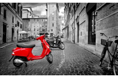 Красный мопед на черно-белых улочках Рима Красный мопед на черно-белых улочках Рима