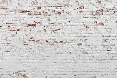 Красная кирпичная стена с белой неровной штукатуркой