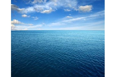 Голубая морская поверхность на небе