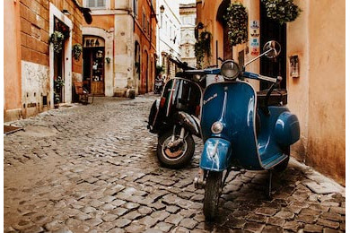 Две Веспы на стоянке на старой улице в Риме