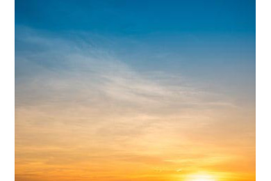 Закатное небо в желтых и голубых облаках