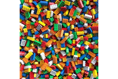 Маленькие разноцветные фигурки конструктора лего Маленькие разноцветные фигурки конструктора лего