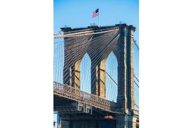Американский флаг на вершине Бруклинского моста