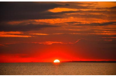 Красное солнце заходит за океан  Красное солнце заходит за океан