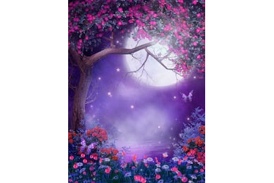 Фиолетовый пейзаж с цветущим деревом и кустарниками Фиолетовый пейзаж с цветущим деревом и кустарниками