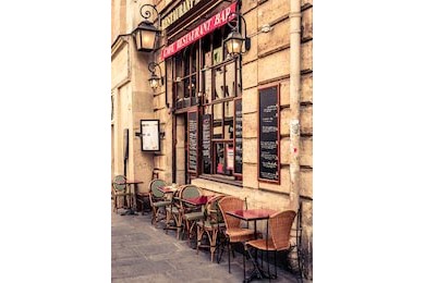 Винтажная улица со столиками уличного кафе в Париже