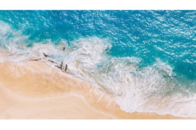 Вид с воздуха на тропический песчаный пляж и океан