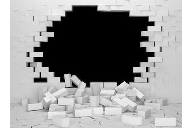 Черное огромное отверстие в белой кирпичной стене Черное огромное отверстие в белой кирпичной стене