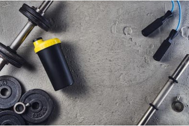 Спортивный инвентарь и гантели в тренажерном зале