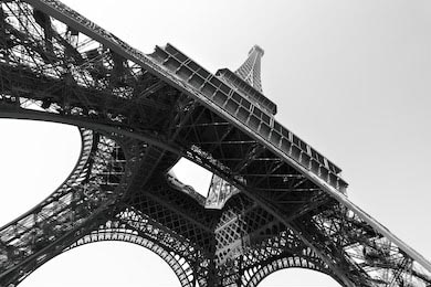 Черно-белое изображение Эйфелевой башни Черно-белое изображение Эйфелевой башни