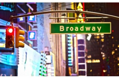 Бродвей и красный сигнал сфетофора ночью в Нью-Йорке