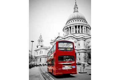Знаменитый собор Святого Павла с красным автобусом Знаменитый собор Святого Павла с красным автобусом