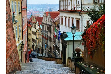 Прогулочная итальянская улица в старом городе Прогулочная итальянская улица в старом городе