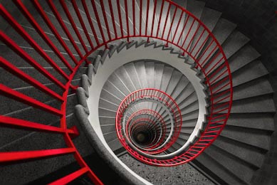 Красная деталь винтовой черно-белой лестницы