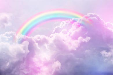 Волшебная радуга на фоне пушистых облаков на небе