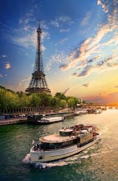 Вид на Эйфелеву башню на берегу Сены в Париже