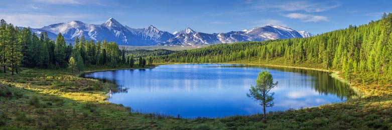 Пейзаж озера и горного хребта панорама Алтая