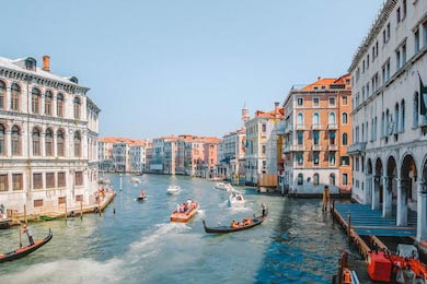 Гондолы и моторные лодки с туристами в Венеции