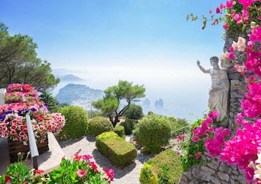 Вид с горы Соларо острова Капри летом, Италия