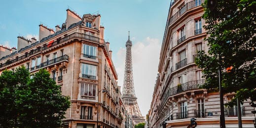Вид под другим уголом на Эйфелеву башню в Париже