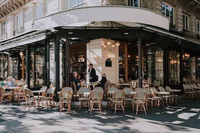 Красивый вид на парижскую улицу с уличным кафе