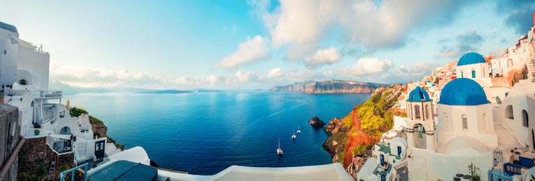 Панорама Санторини с красочным весенним видом