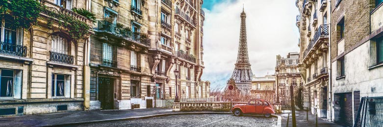 Парижская улица с видом на Эйфелевую башню