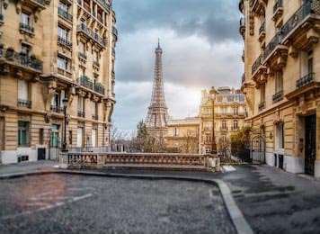 Улица Парижа с видом на Эйфелевую башню