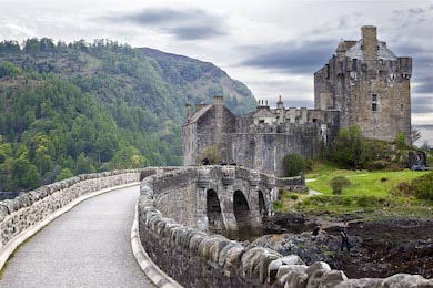 Шотландский замок  Эйлен Донан среди гор