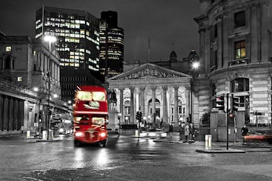 Королевская черно-белая биржа Лондона с автобусом