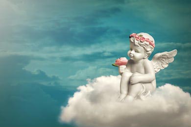 Ангелок сидящий на облаке в небе