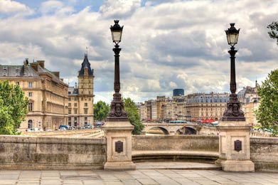 Парижский городской пейзаж. Вид из Pont Neuf