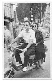 Счастливая молодая пара на мотоцикле 1950-е