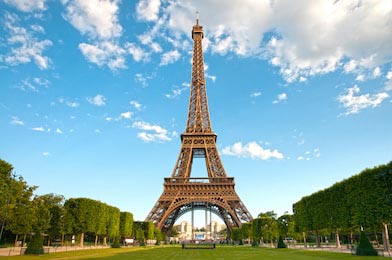 Вид Эйфелевой башни в солнечный день в Париже