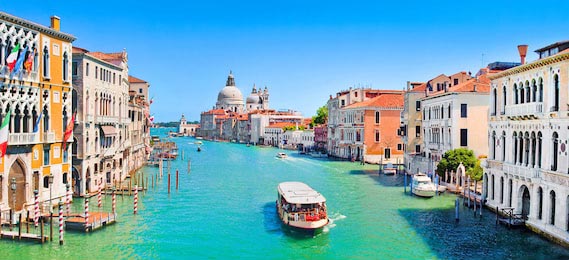 Панорамный вид знаменитого канала Гранде в Венеции