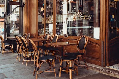 Уютная улица с красивыми столиками кафе в Париже