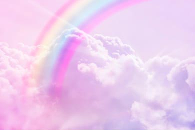 Волшебная радуга на фоне пушистых облаков