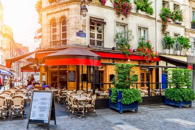Уютный пейзаж со столиками кафе в Париже