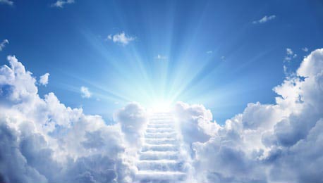 Лестница, ведущая вверх к небесному к свету