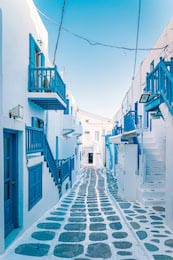 Пустая белая улица деревни Миконос в Греции