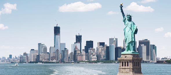 Манхэттен со Статуей Свободы на переднем плане